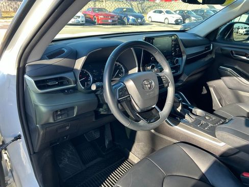 Used 2021 Toyota Highlander XLE image 16