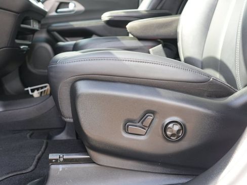 Used 2025 Chrysler Pacifica Select FWD image 14