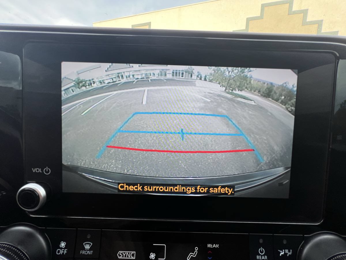 Used 2023 Toyota Highlander LE AWD/4WD image 28