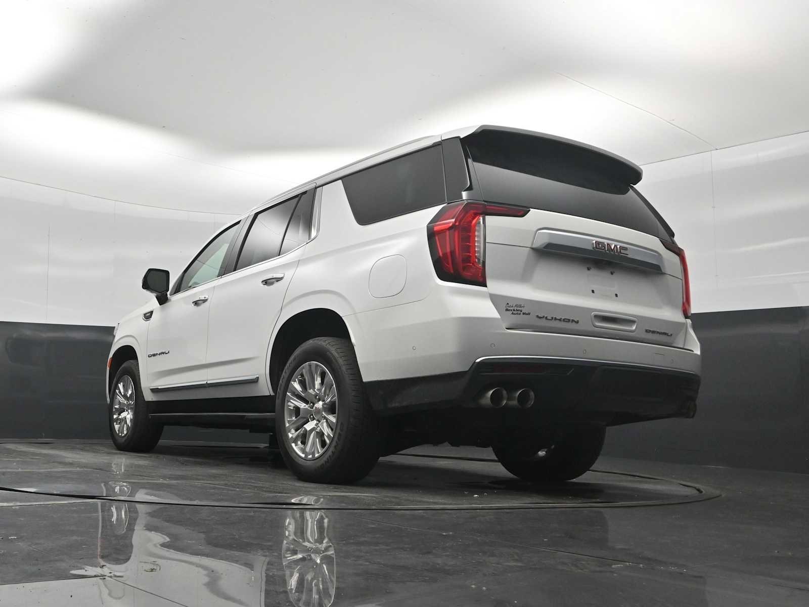 Used 2024 GMC Yukon Denali w/ Advanced Technology Package AWD/4WD image 29