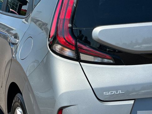 Used 2023 Kia Soul LX w/ LX Technology Package FWD image 25