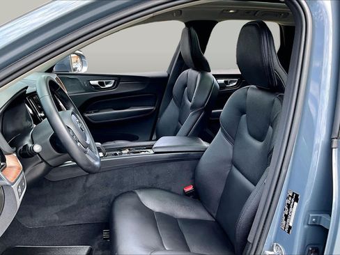 Used 2022 Volvo XC60 B5 Momentum w/ Advanced Package FWD image 8