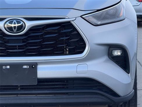 Used 2023 Toyota Highlander XLE image 9