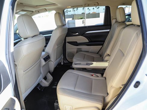 Used 2018 Toyota Highlander XLE FWD image 18