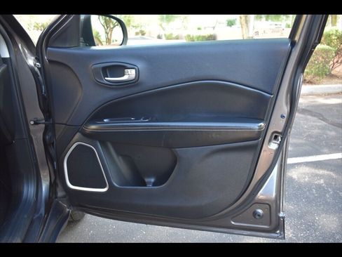 Used 2018 Jeep Compass Latitude FWD image 33
