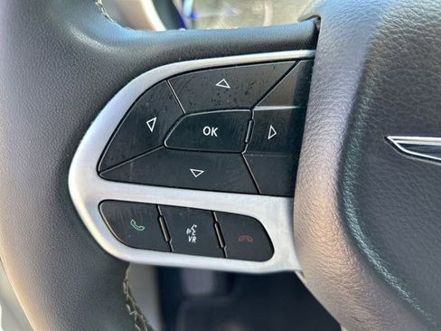 Used 2023 Chrysler Pacifica Touring-L FWD image 19