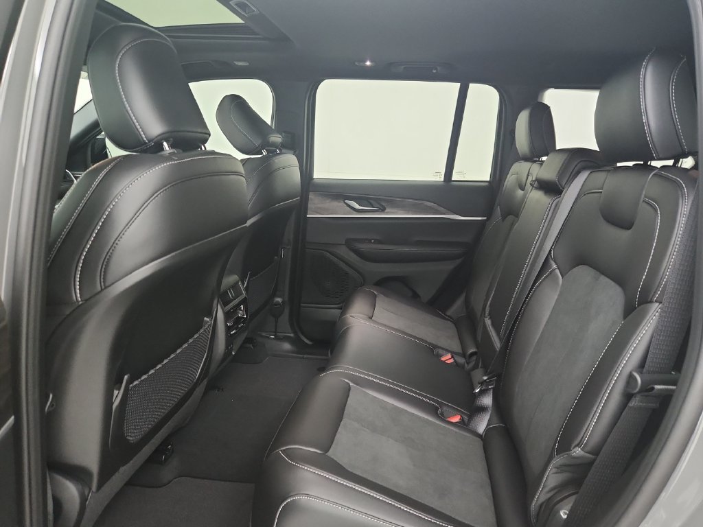 New 2027 Jeep Grand Cherokee Altitude AWD/4WD image 32