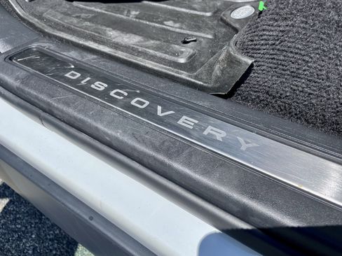 Certified 2025 Land Rover Discovery S AWD/4WD image 36
