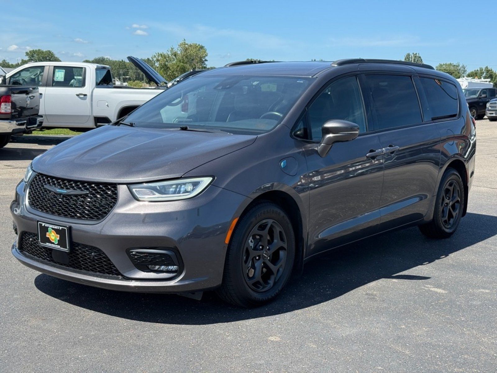 Used 2021 Chrysler Pacifica Limited w/ Uconnect Theater Family Group FWD image 4