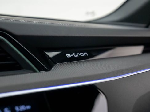 Used 2022 Audi e-tron S Prestige w/ Prestige Package image 28