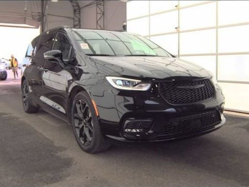 Used 2024 Chrysler Pacifica Limited w/ S Appearance Package FWD image 4