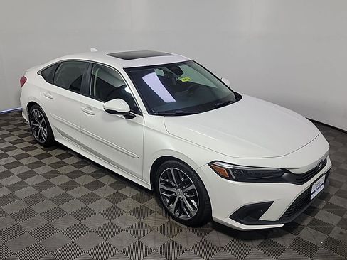 Used 2022 Honda Civic Touring image 2