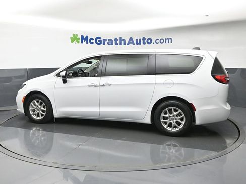 Used 2023 Chrysler Pacifica Touring-L FWD image 22