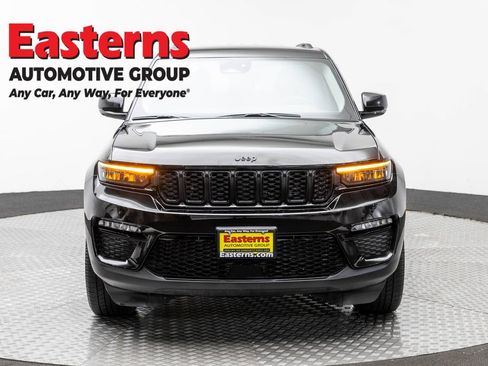Used 2023 Jeep Grand Cherokee Limited w/ Black Appearance Package AWD/4WD image 2