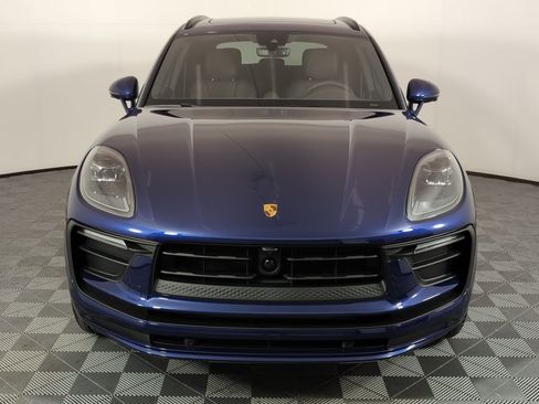 Certified 2025 Porsche Macan AWD/4WD image 11