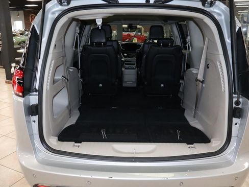 Used 2024 Chrysler Pacifica Touring-L FWD image 6