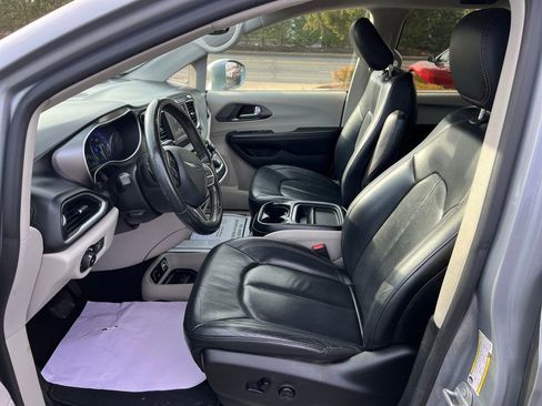 Used 2020 Chrysler Pacifica Touring-L image 14