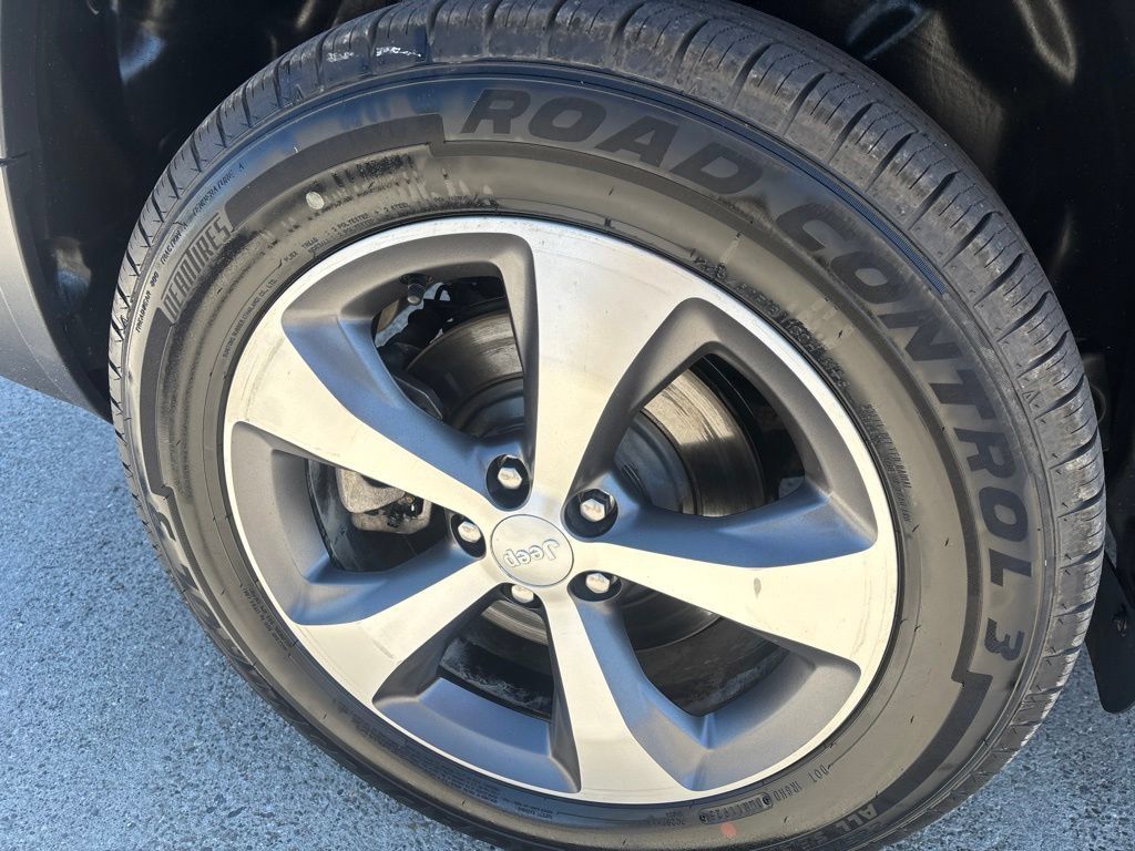 Used 2021 Jeep Cherokee Limited AWD/4WD image 9