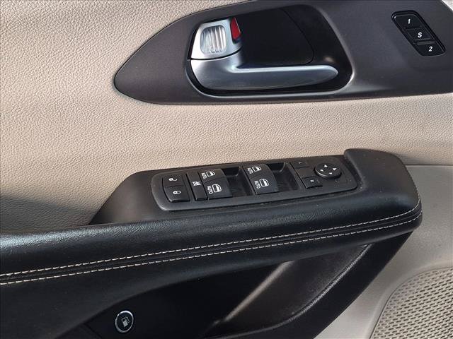 Used 2022 Chrysler Pacifica Touring-L w/ Uconnect Theater Family Group FWD image 12