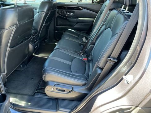 Used 2024 Honda Pilot Touring image 3