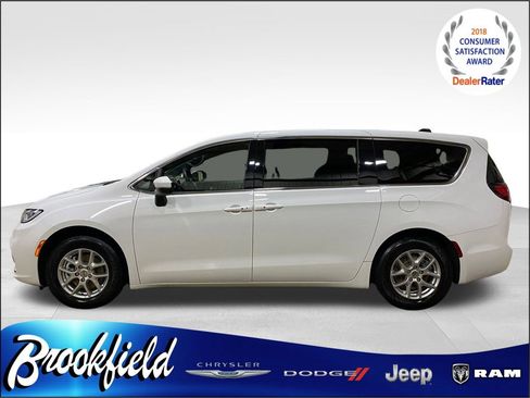 Used 2023 Chrysler Pacifica Touring image 5