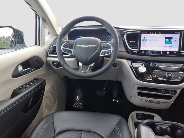 Used 2024 Chrysler Pacifica Touring-L FWD image 13