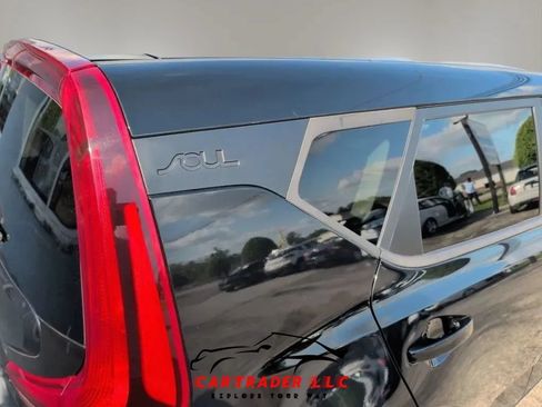 Used 2022 Kia Soul LX w/ Technology Package FWD image 8