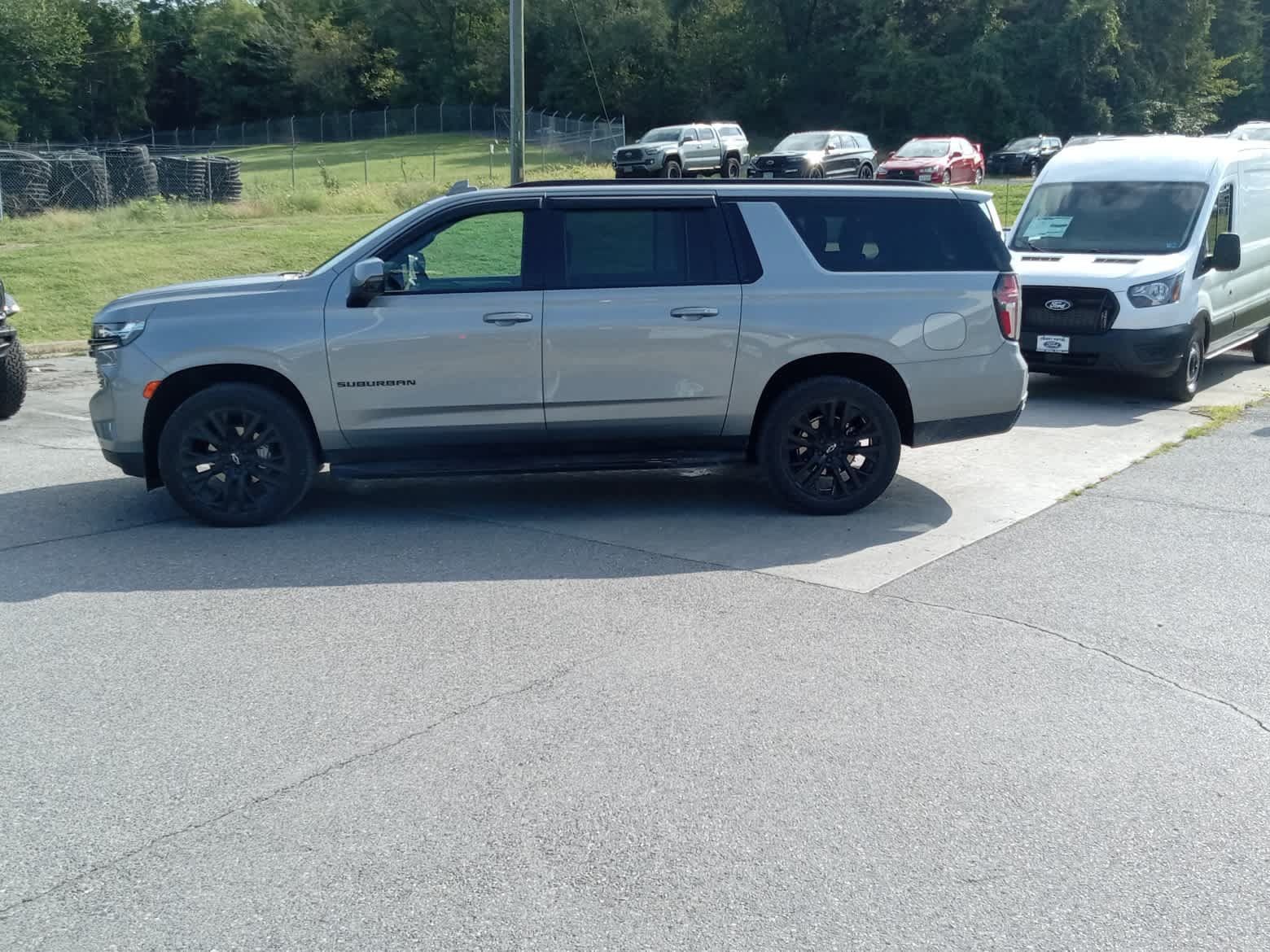 Used 2024 Chevrolet Suburban RST w/ Luxury Package AWD/4WD image 4