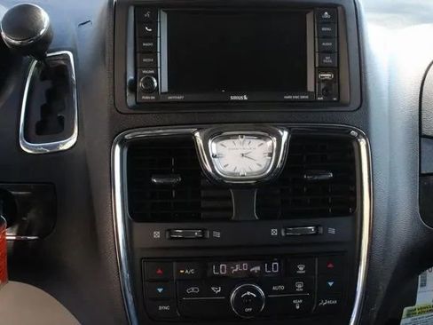 Used 2015 Chrysler Town & Country Touring image 17