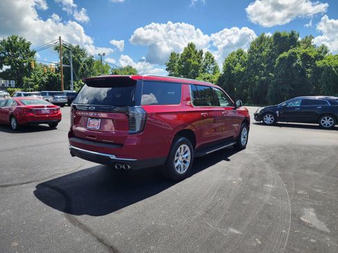 Used 2026 Chevrolet Suburban Premier w/ Sun And Tow Package AWD/4WD image 5