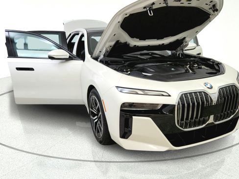 Used 2023 BMW 740i RWD image 9