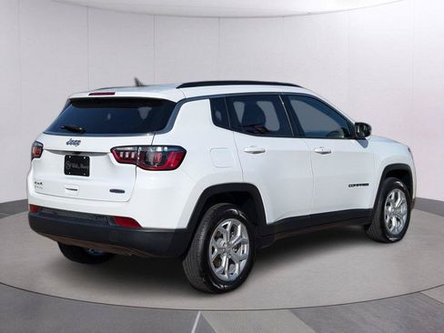 Used 2024 Jeep Compass Latitude AWD/4WD image 5