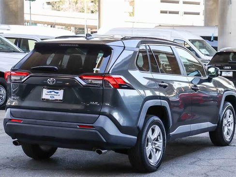 Used 2020 Toyota RAV4 XLE w/ Carpet Mat Package image 4