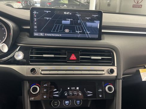Used 2025 Genesis G70 2.5T image 8