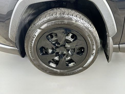 Used 2022 Toyota RAV4 LE image 8