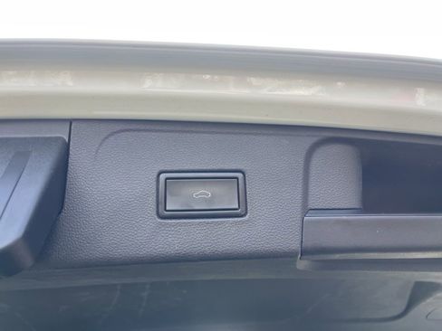 Used 2021 Volkswagen Atlas SE image 16