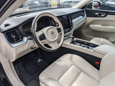 Used 2018 Volvo XC60 T5 Momentum w/ Convenience Package image 12
