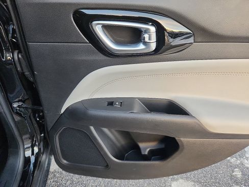 Used 2025 Jeep Compass Limited image 31