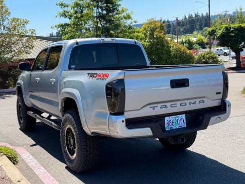 Used 2021 Toyota Tacoma TRD Sport w/ TRD Premium Sport Package AWD/4WD image 5