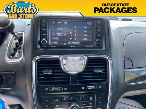 Used 2015 Chrysler Town & Country Limited Platinum FWD image 29