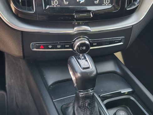 Used 2018 Volvo XC60 T6 Momentum w/ Advanced Package image 21