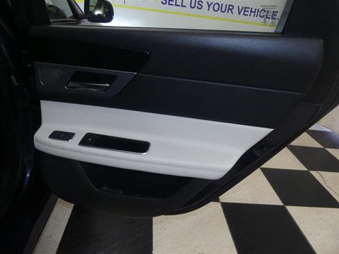 Used 2017 Jaguar XF R-Sport image 31