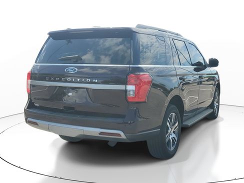 Used 2024 Ford Expedition XLT RWD image 5