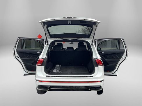 Used 2023 Volkswagen Tiguan SE R-Line image 40