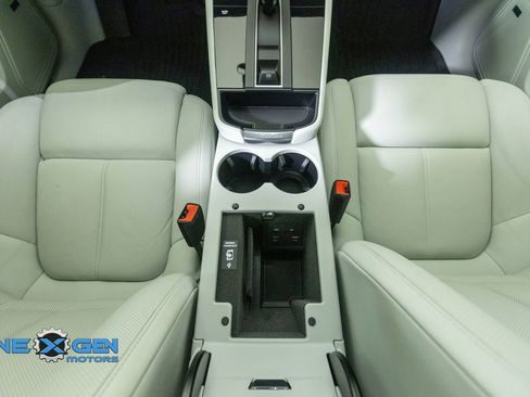 Used 2024 Porsche Macan AWD/4WD image 34