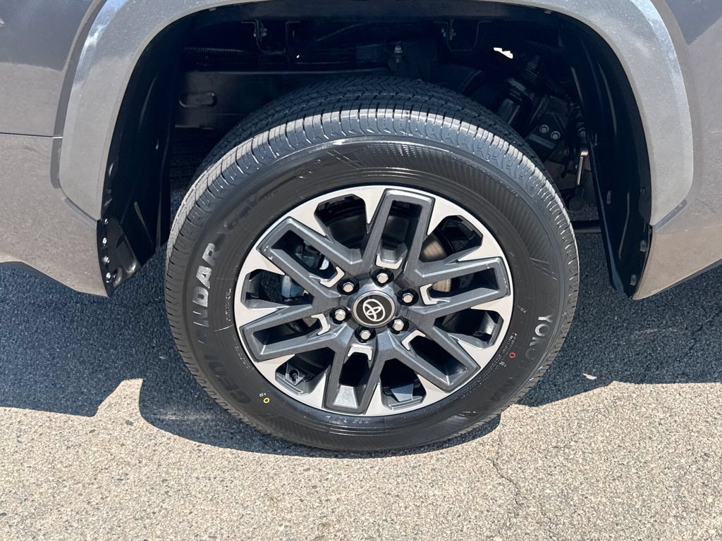 Used 2025 Toyota Tundra Limited AWD/4WD image 42
