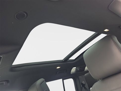 New 2026 Land Rover Defender 110 X-Dynamic SE image 30