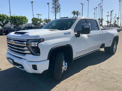 Used 2025 Chevrolet Silverado 3500 High Country w/ High Country Premium Package AWD/4WD image 3