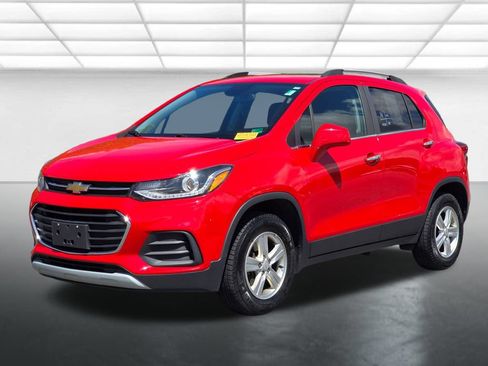 Used 2020 Chevrolet Trax LT w/ Sun & Sound Package AWD/4WD image 2