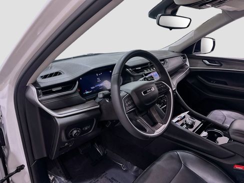 Used 2023 Jeep Grand Cherokee Limited w/ Black Appearance Package AWD/4WD image 9